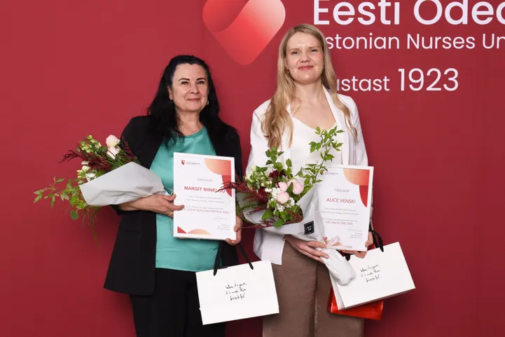 Aasta hooldustöötaja Margit Niinelo (vasakul) ja aasta õde Alice Venski (paremal).