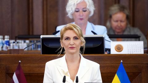 AMATPERSONU DEKLARĀCIJAS ⟩ Deputāte Stobova pērn bezskaidrā naudā bija uzkrājusi teju 100 000 eiro