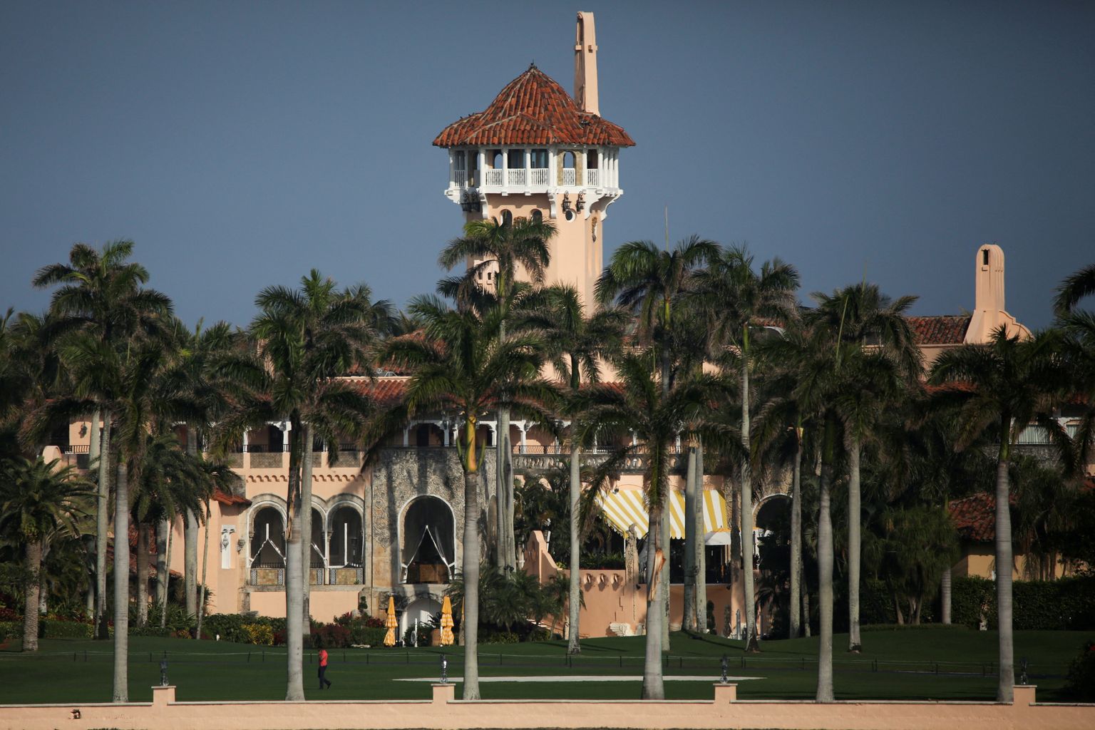 Дональд Трамп заявил, что сотрудники ФБР провели обыск в принадлежащей ему резиденции Мар-а-Лаго во Флориде.