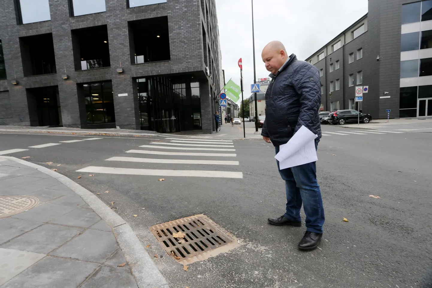 Linnavalitsuse teedeteenistuse juhataja Oleg Lužetski käis eile pärastlõunal Vanemuise tänavat üle vaatamas. Muu hulgas näitas Lužetski ka Vanemuise ja Ülikooli tänava ristmikul liiga sügavale asfaldisse vajunud sajuveekaevu kaant.