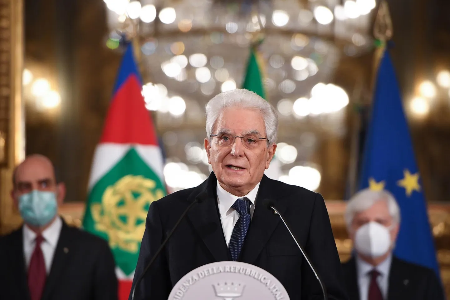 Kuigi Itaalia presidendi roll peaks olema suuresti tseremoniaalne, lepivad nii rahvas kui ka poliitikud sellega, et Sergio Mattarella on kriisis haaranud ohjad ning ulatanud taktikepi riigi edasiviimiseks asjatundjate valitsusele. Itaallased lihtsalt on harjunud rasketel aegadel lootma andekatele juhtidele.