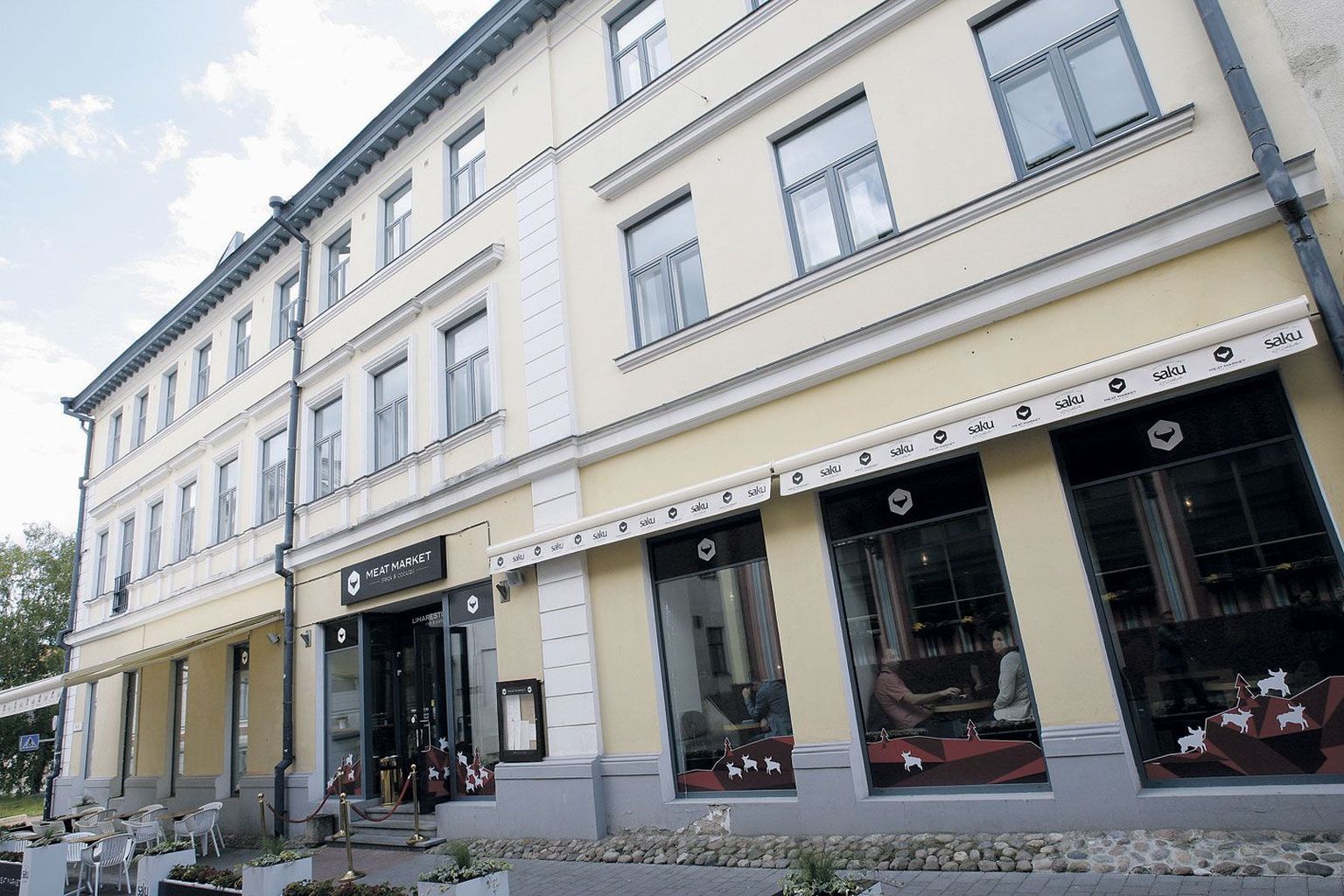 Muinsuskaitseamet nõuab fassaadi krohvrustikat katva päikesevarju eemaldamist.