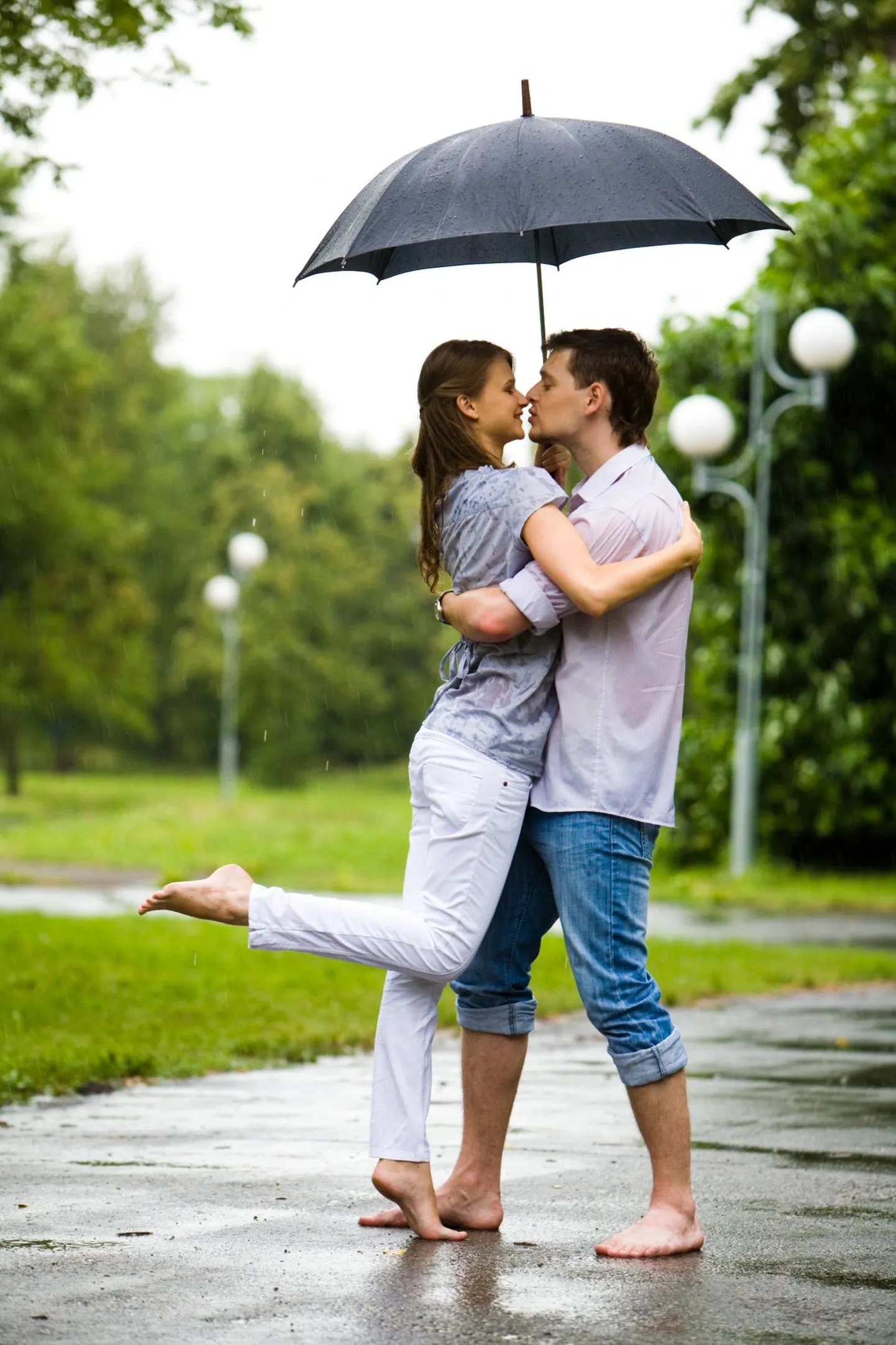 Влюбленные под дождем.