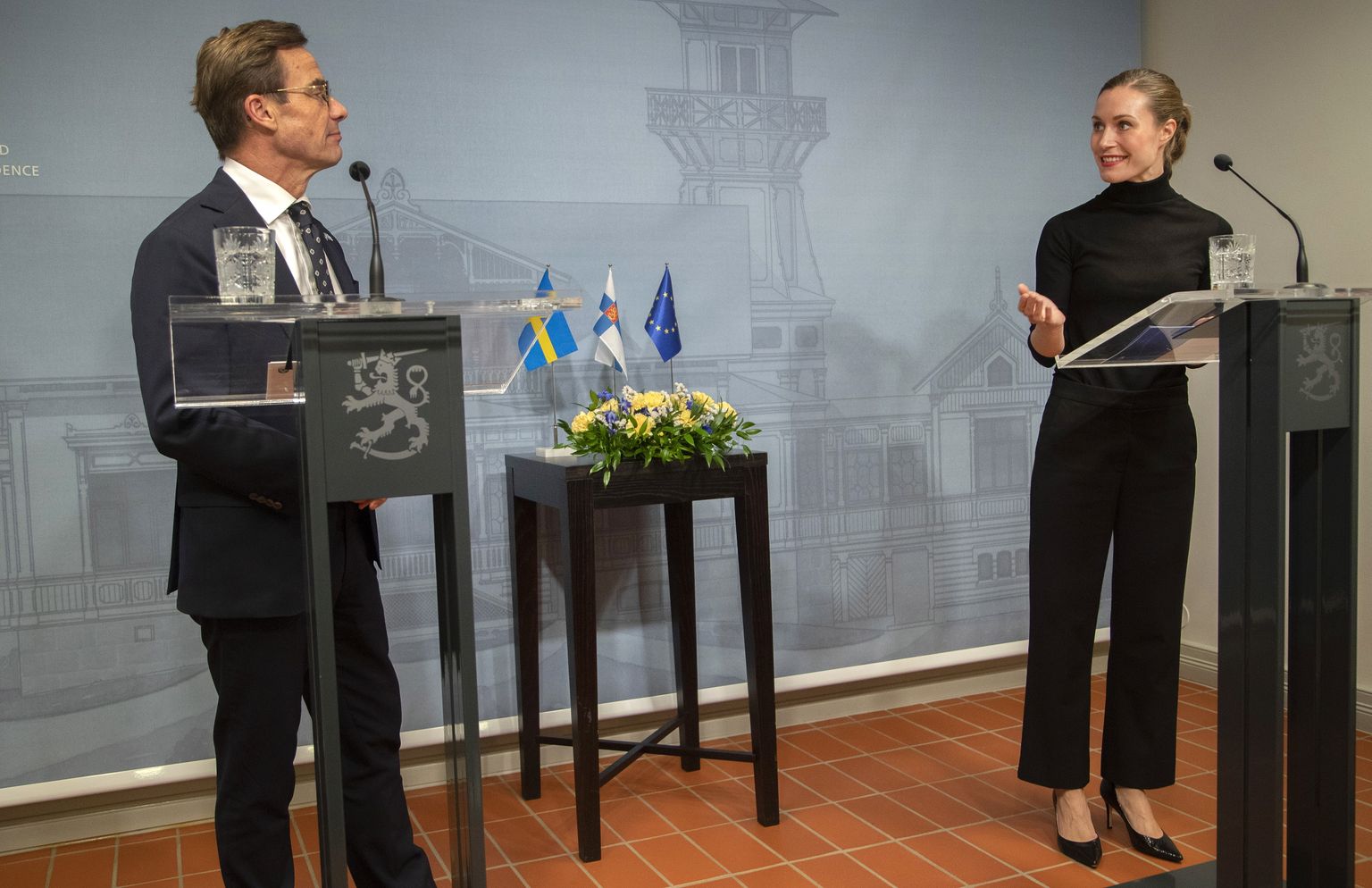 Soome peaminister Sanna Marin ja tema Rootsi kolleeg Ulf Kristersson Helsingis.