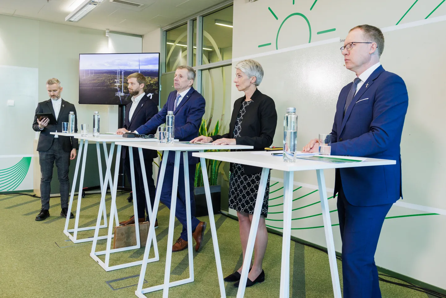 Rahandusminister Jürgen Ligi ja Eesti Energia juhtkond kommenteerimas pressikonverentsil Enefit Greeni börsilt lahkumist.