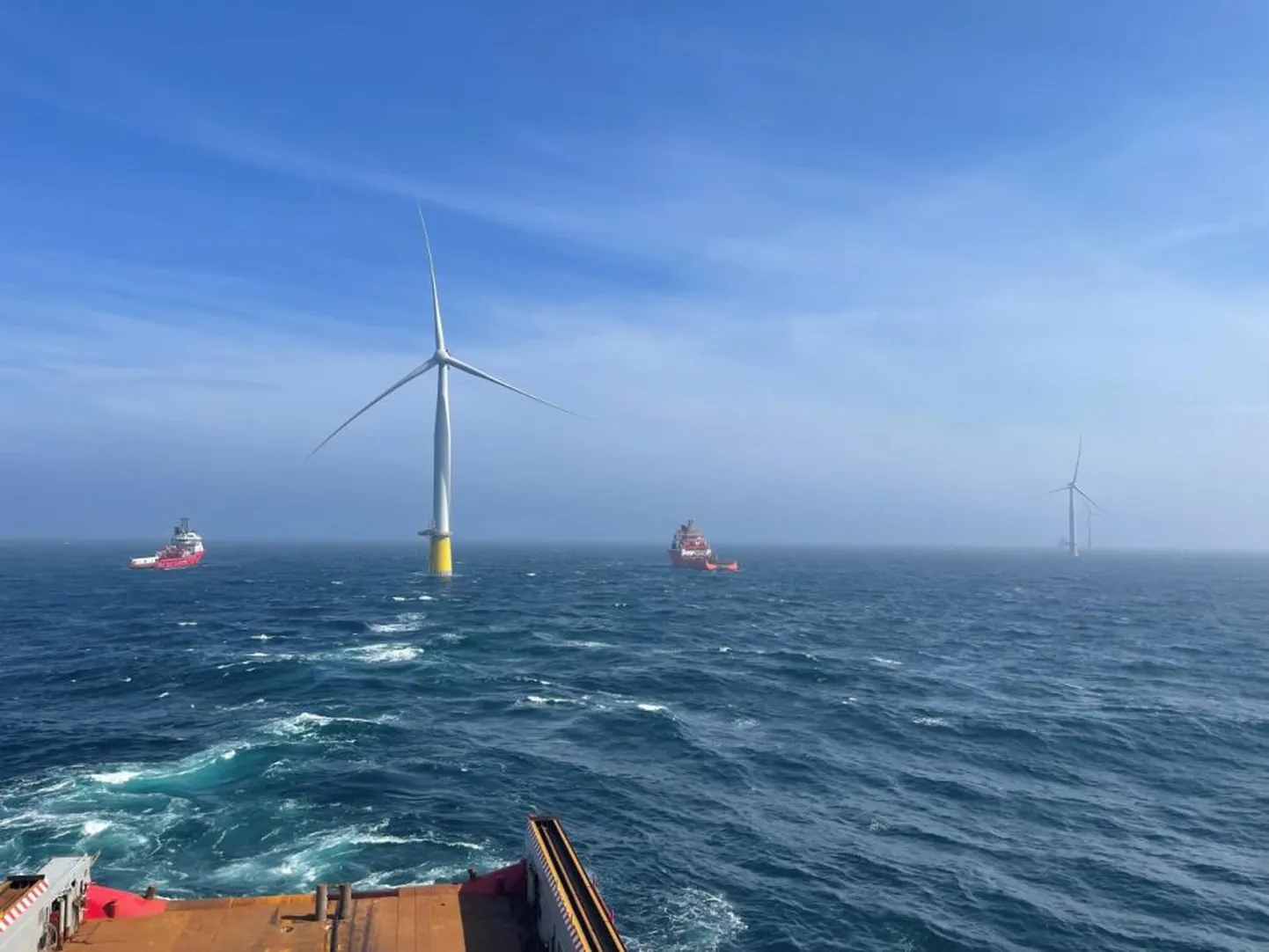 Firma Semar pukserid transpordivad ujuvad tuulegeneraatorid nende õigetesse kohtadesse Põhjameres