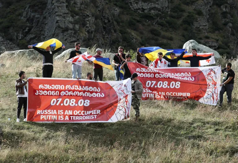 Gruusia opositsiooniaktivistide meeleavaldus ukrainlaste toetuseks ja Venemaa kodanike saabumise vastu 28. septembril Gruusia ja Venemaa piiripunkti lähedal.