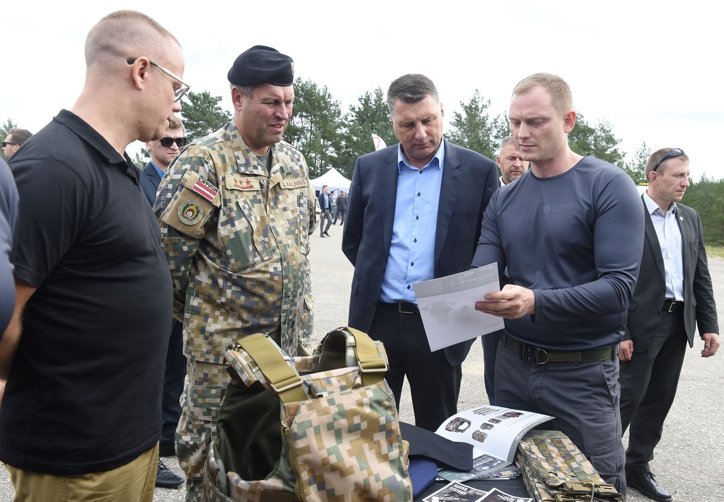 Nacionālo bruņoto spēku komandieris ģenerālleitnants Leonīds Kalniņš (no kreisās) un Valsts prezidents Raimonds Vējonis piedalās militārajās mācībās "Namejs 2018"