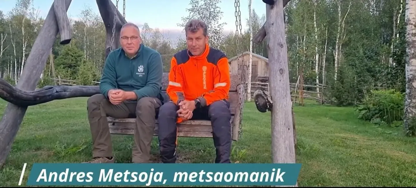 Riigikogu keskkonnakomisjoni esimees Andres Metsoja (paremal) kiigub oma valdustes Kaisma järve ääres koos Karo Metsa esindaja Meelis Meigoga. Kaader metsamajandajate promoürituse, Metsarahva päeva reklaamvideost.