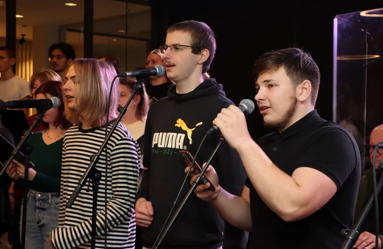Rokkooperis osalevad ka kümned kohalikud noored: muusikud, solistid, vokaalansambel ja koor.