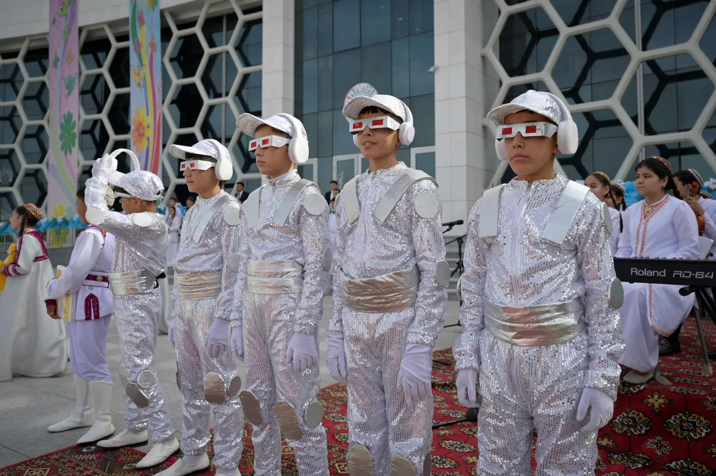 Lapsed ootamas Türkmenistani presidenti Serdar Berdõmuhhhamedovit laste meditsiinikeskuse avamisele Arkadagi linnas.