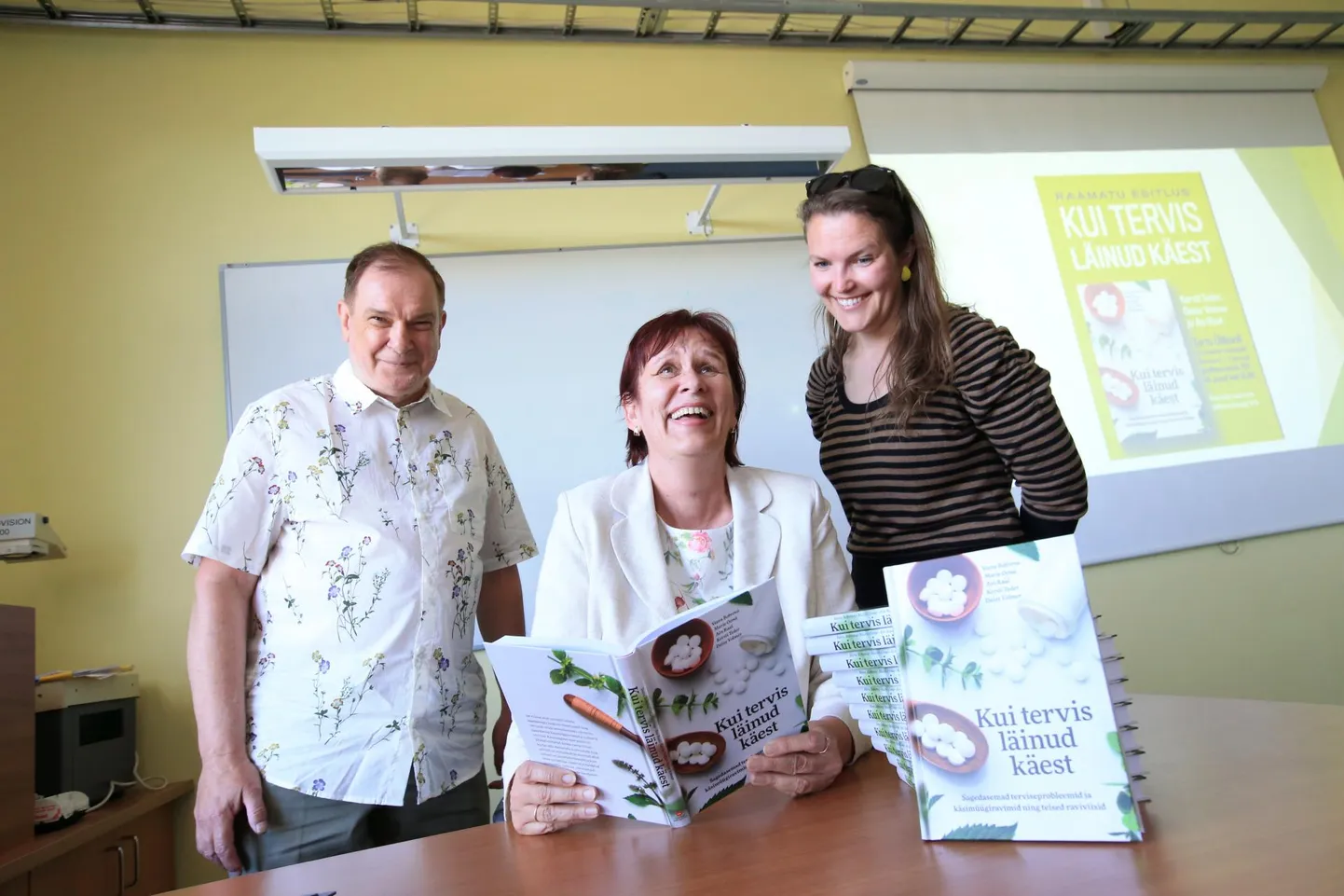 Raamatu autorid TÜ farmaatsiainstituudi professor Ain Raal (vasakult), kaasprofessor Daisy Volmer ja proviisor Kersti Teder. Puudu on perearst Marje Oona ja proviisor Veera Bobrova.