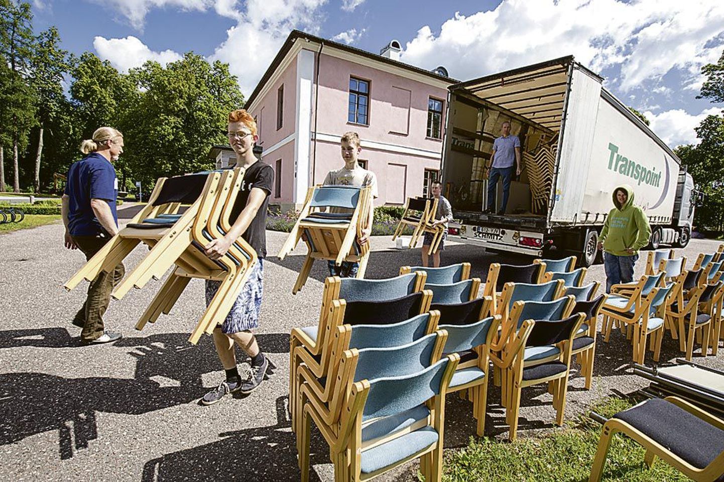Tõstamaa mõisakooli ees tõstsid kohalikud õpilasmalevlased rekalt maha Soome rotarite kingitud mööblit.