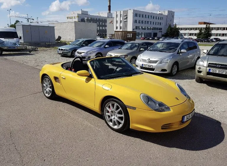 Nüüd on see sama 191kW-ne ideaalses korras auto müügis. Kuulutuses seisab, et just on vahetatud uued piduriklotsid, pidurikettad ja uued suverehvid. Tehtud ka täielik ülevaatus Porsche esinduses ja katuse hooldus.