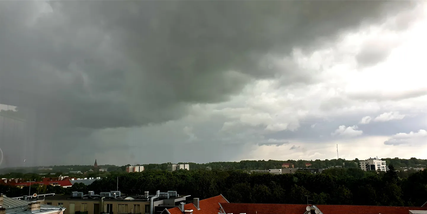 Raske pilv vasakul.