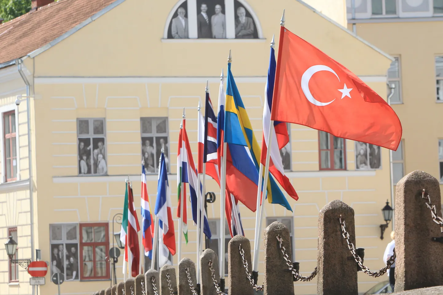 Tartu ülikooli peahoone ees lehvivad konverentsist osavõtvate maade lipud.