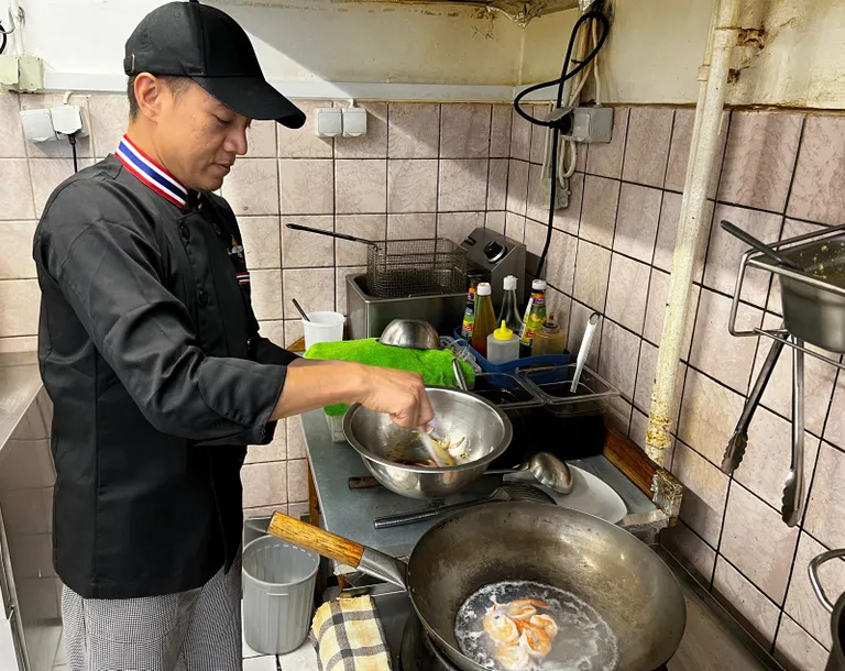 Иногда повара могут быть настоящими тиранами, но Наронг предпочитает создавать атмосферу, в которой все на кухне равны и помогают друг другу.