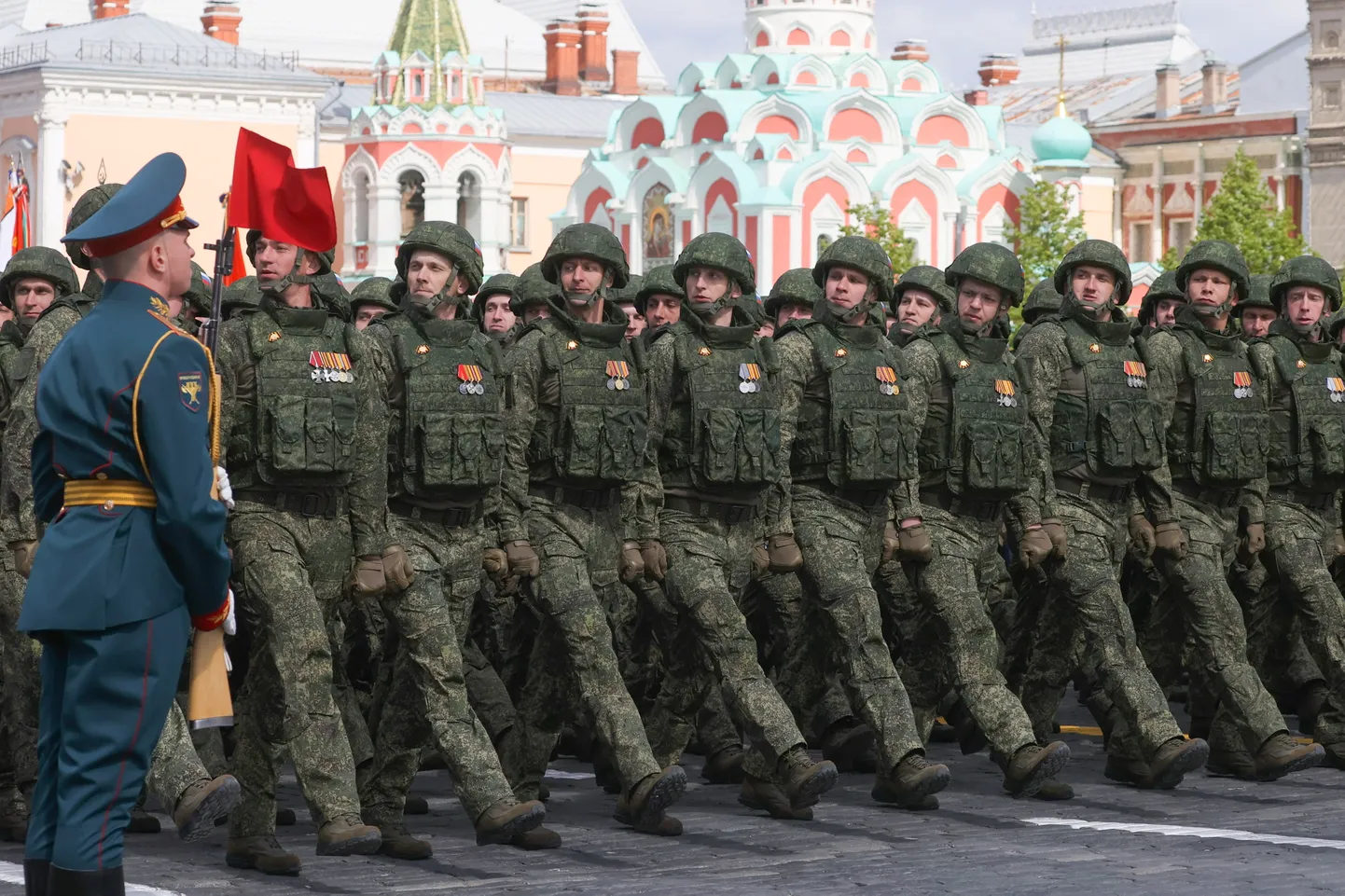 Участники военной агрессии РФ маршируют по Красной площади Москвы, 9 мая 2025 года.