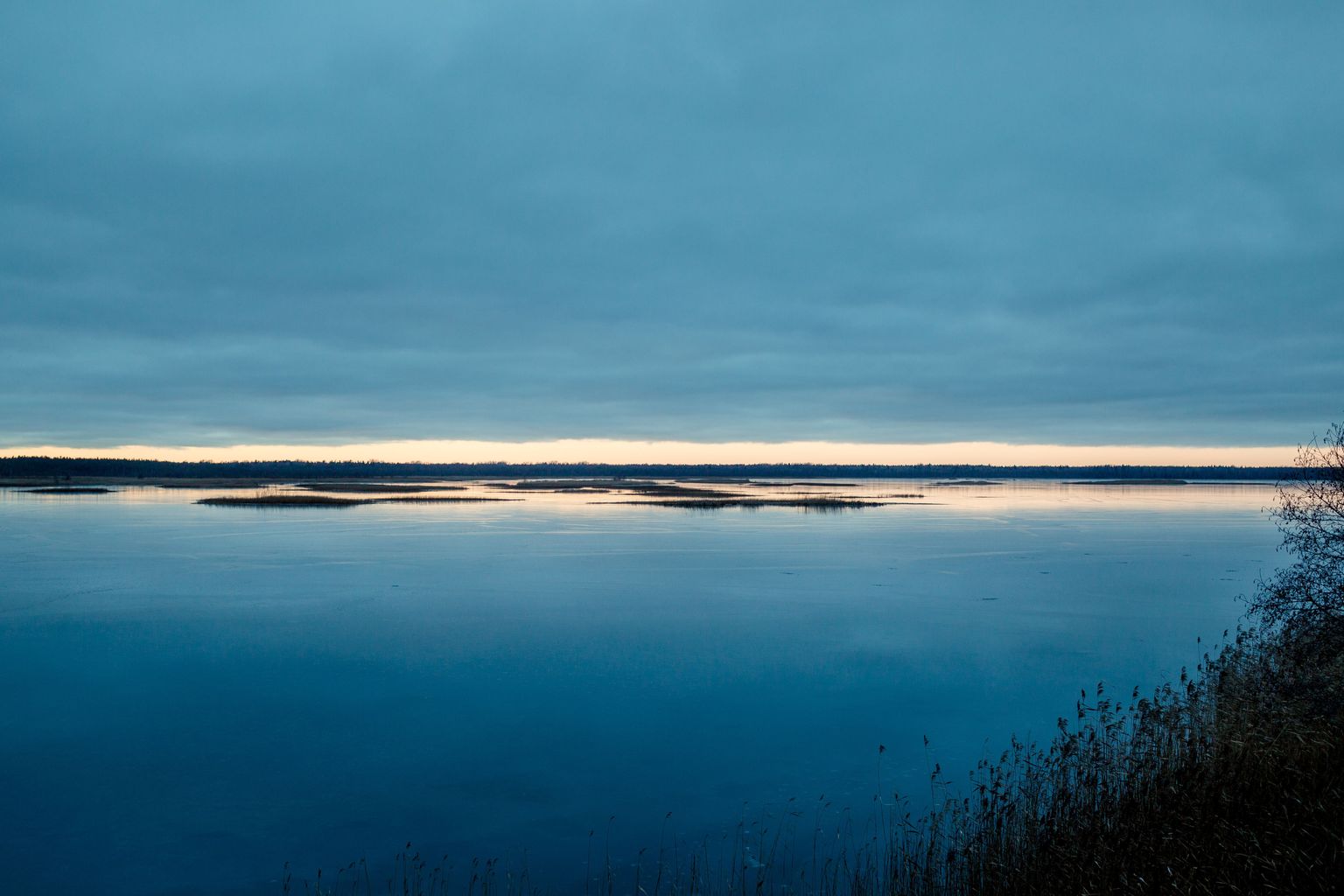 Ermistu järve katab imekaunis jääpeegel.