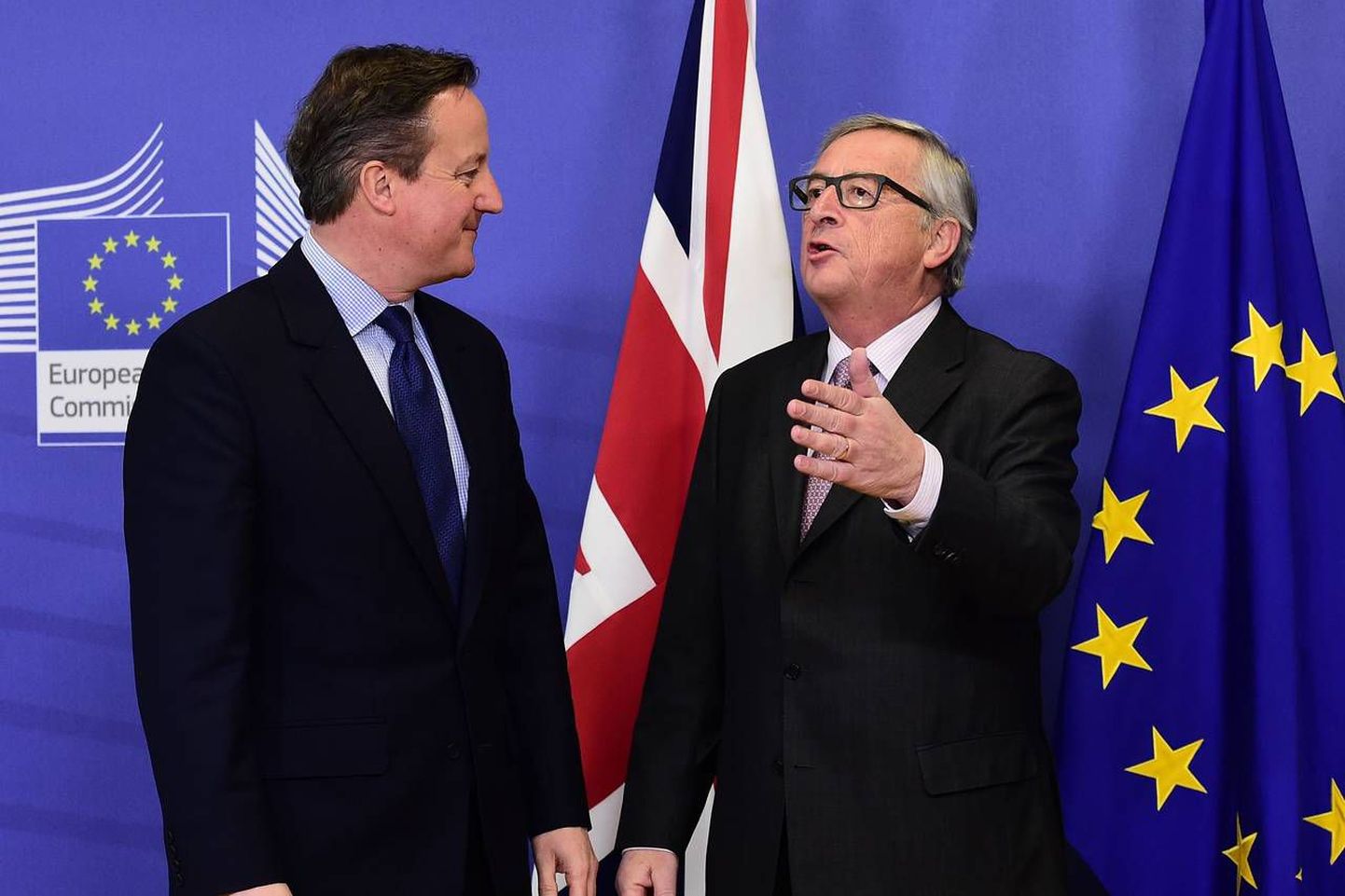 Jean-Claude Juncker tervitab David Cameroni enne eilset kohtumist Brüsselis.