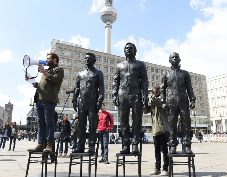 Itaalia skulptori Davide Dormino pronksskulptuurid Berliinis Alexanderplatzil: (vasakult) Edward Snowden, WikiLeaksi asutaja Julian Assange ja endine USA sõdur Chelsea Manning, kes mõisteti süüdi spionaažis.  Foto: AFP/Scanpix