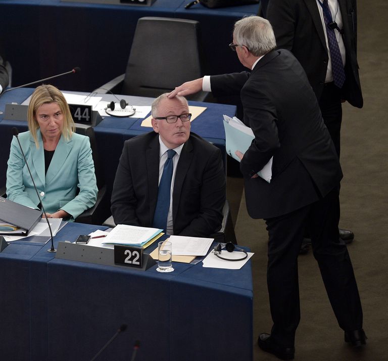 Esimene fototõend sellest, kuidas Timmermansi pealagi Junckerit tõmbab, pärineb 2015. aasta 9. septembrist sealtsamast europarlamendi plenaarsaalist Strasbourgis. Too oli päev, kui Juncker pidas oma esimese kõne olukorrast ELis komisjoni presidendina Foto: FREDERICK FLORIN / AFP / Scanpix