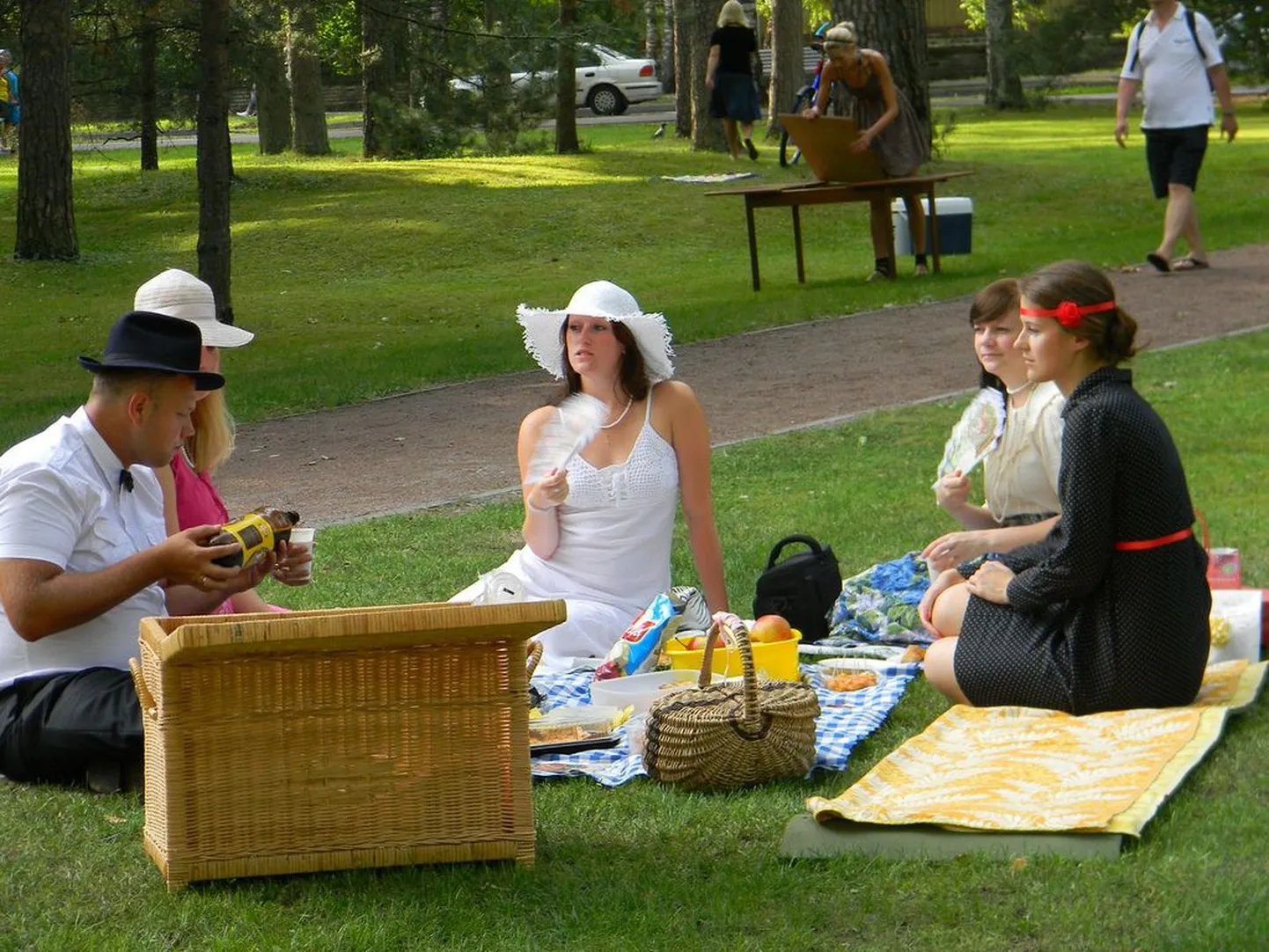 "Augustiunetuse" festivali ühe osana hinnati Rannapargis stiilseid piknikulisi.