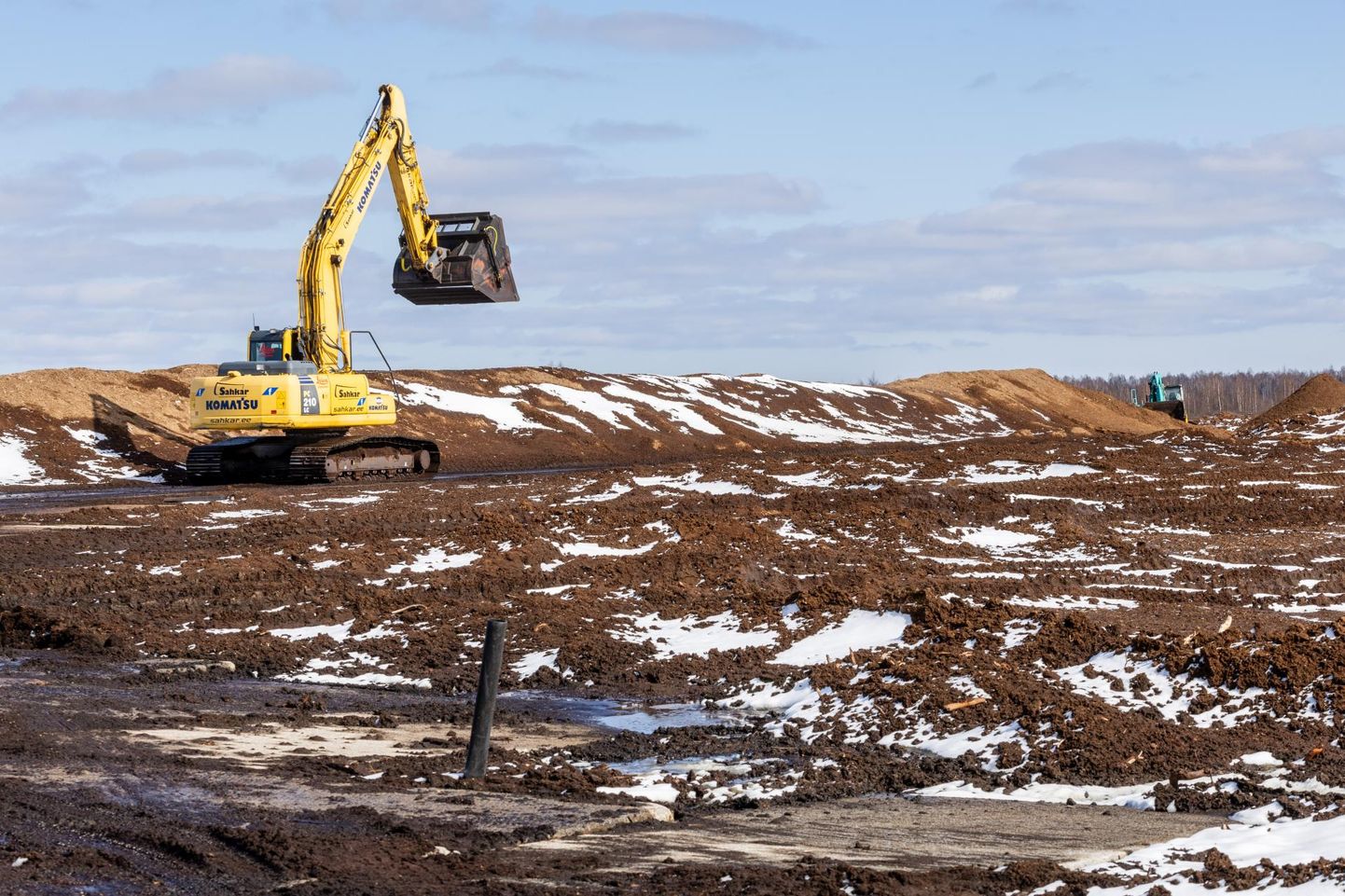 Ulila rabas kaevavad kopad turvast, mis jõuab ringiga Soome emafirma kaudu müügile Eesti aianduspoodidesse.