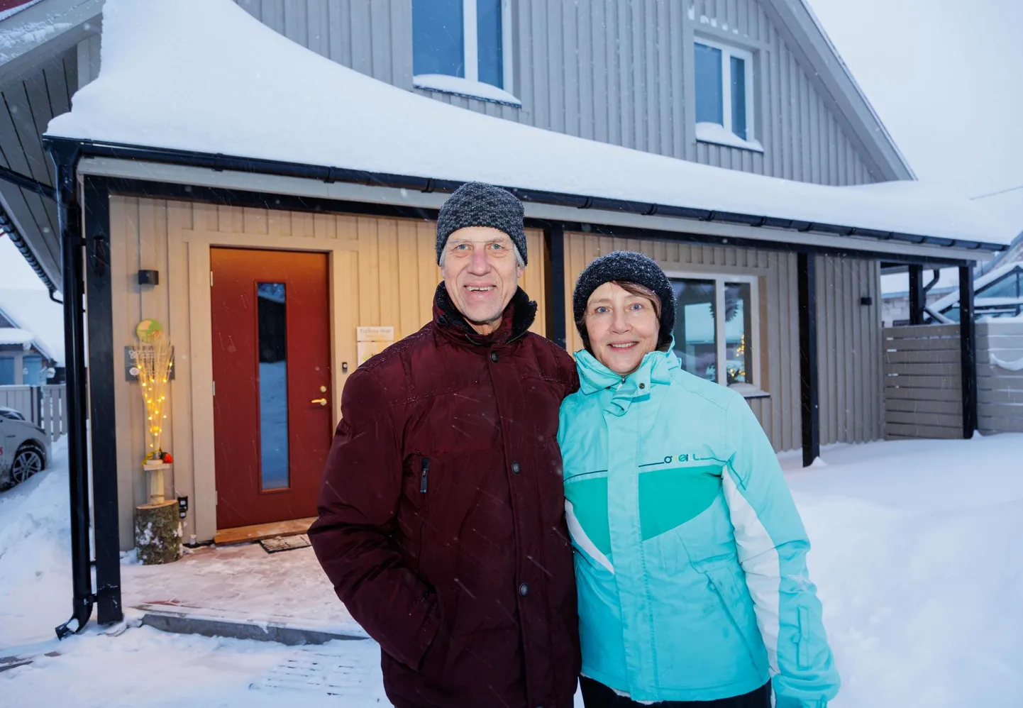 Marika ja Toivo Aalja oma uue kodu ning heaolukeskuse Freiberg Haus ees