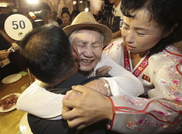 Lõuna-Koreas elav 92-aastane Lee Keum-seom kohtumas oma 71-aastase poja Ri Sang-choliga, kes elab Põhja-Koreas