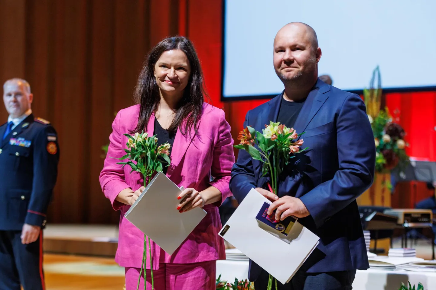 Kristel Kivipalu ja Sander Tint Viimsi Artiumis päästeameti aumärkide üleandmisel. 