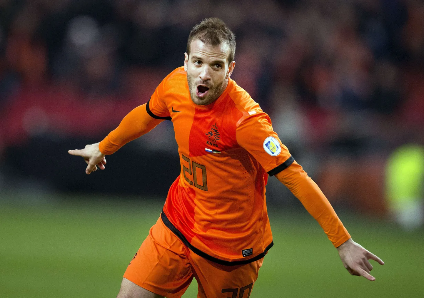 Rafael van der Vaart väravat tähistamas.