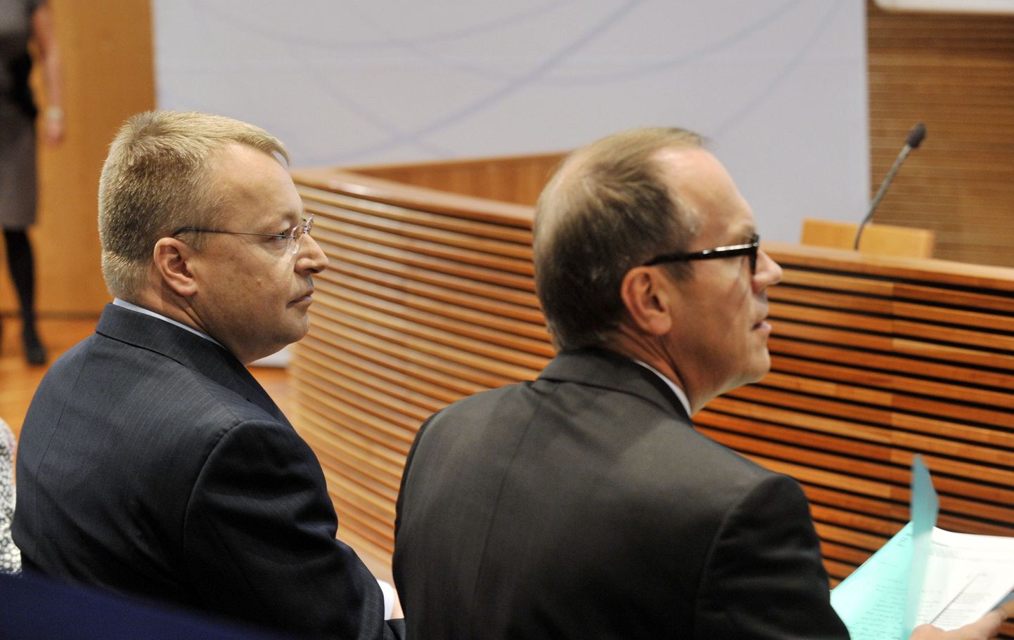 Paremale vaatavad Jorma Ollila ja Stephen Elop (vasakul).