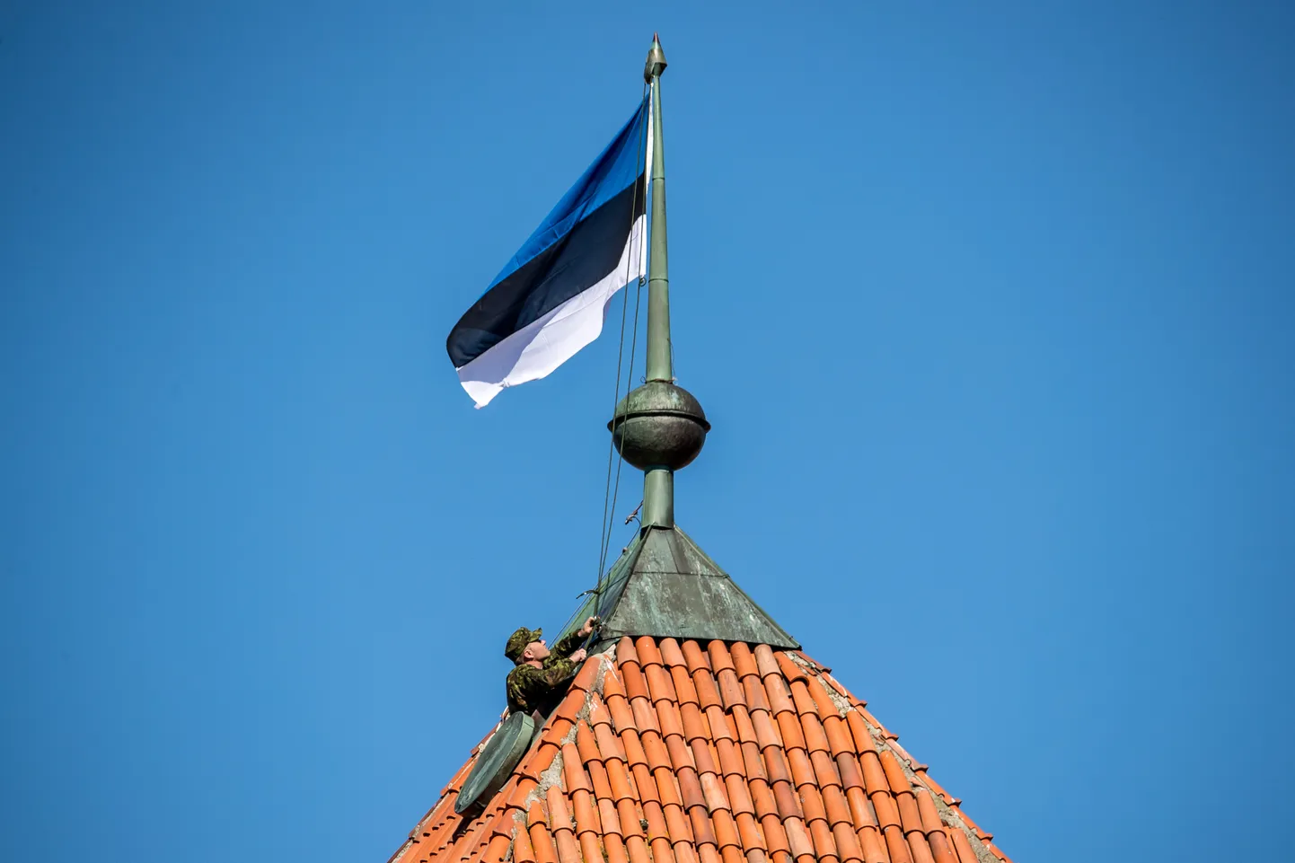 RIIGILIPU heiskamise au sai endale neljal missioonil käinud kaitseväe veteran Taniel Vares.