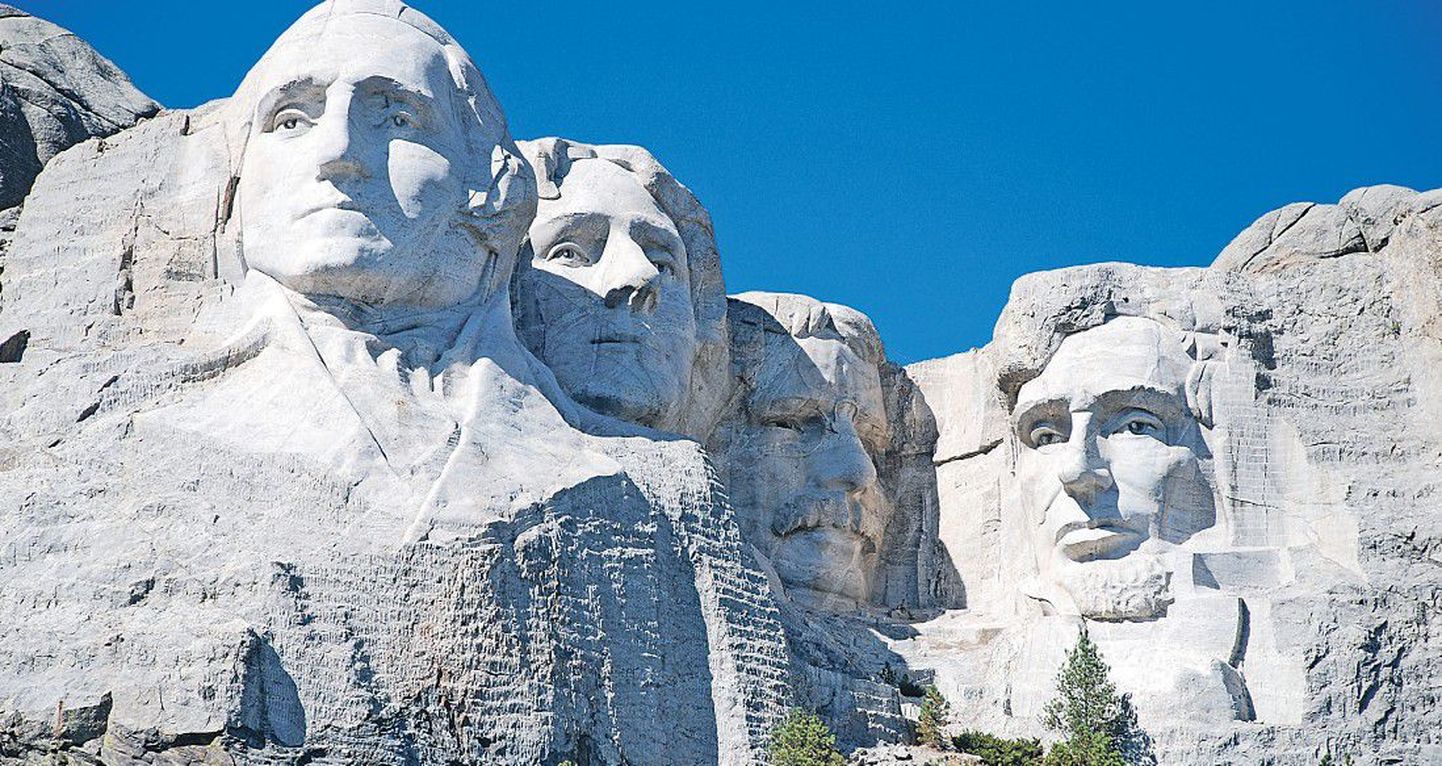 Мемориал на горе Рашмор: барельеф высотой 18,6 м с изображением скульптурных портретов президентов Джорджа Вашингтона, Томаса Джефферсона, Теодора Рузвельта и Авраама Линкольна.