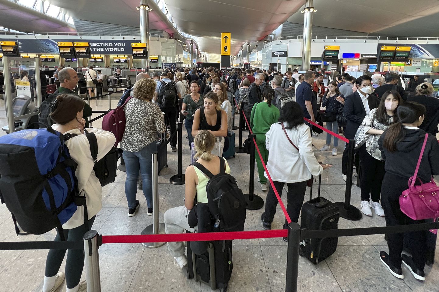 Reisijad Heathrow lennujaamas julgestuskontrolli järjekorras.