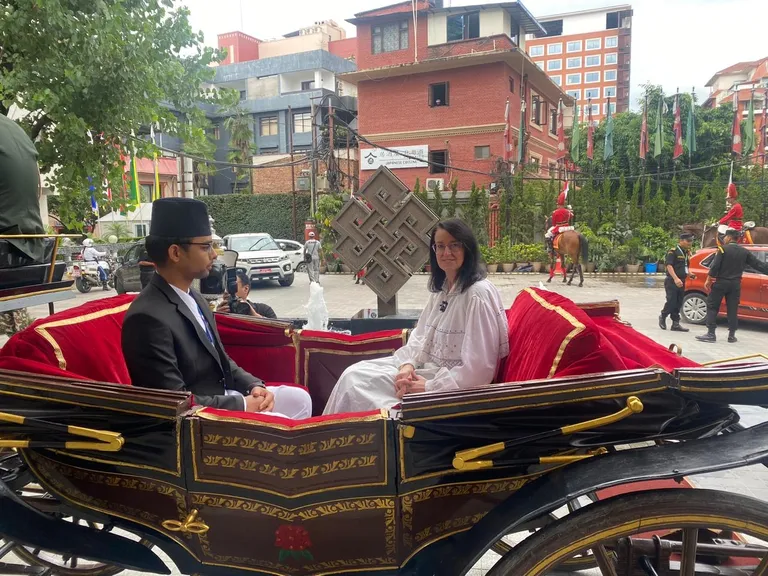 Eesti suursaadik Katmandus Marje Luup andis esmaspäeval üle volikirja Nepali presidendile Ramchandra Paudelile.
