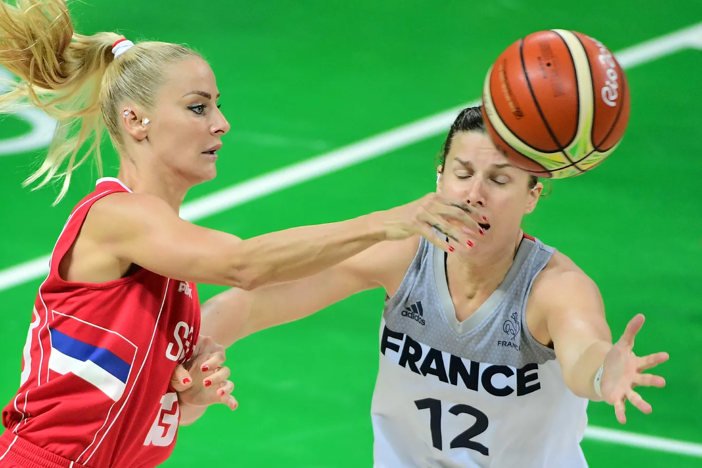 Endine Serbia naiste korvpallikoondise tagamängija Milica Dabovic (vasakul).