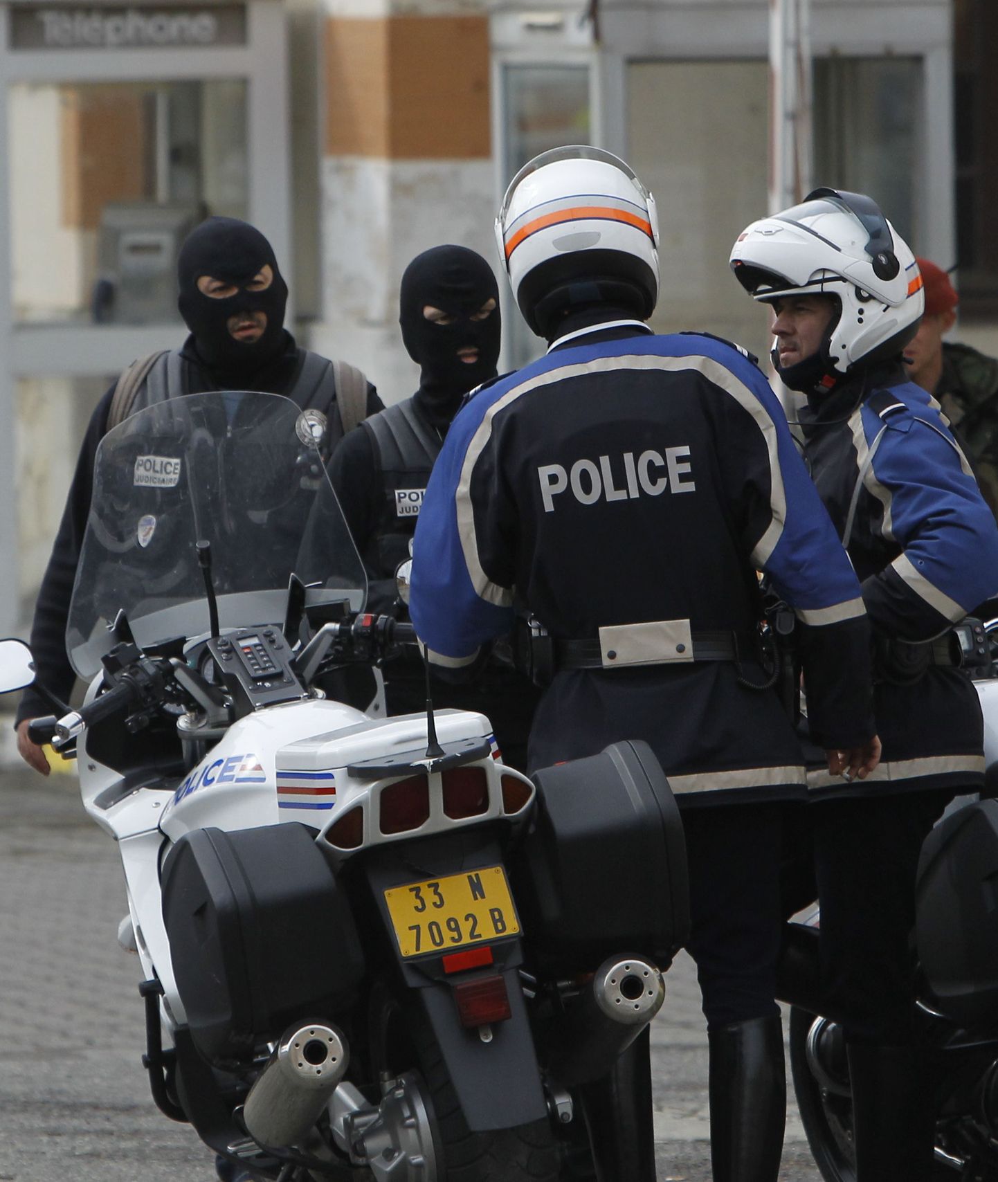 Politseinikud sündmuspaiga juures Toulouse'is.