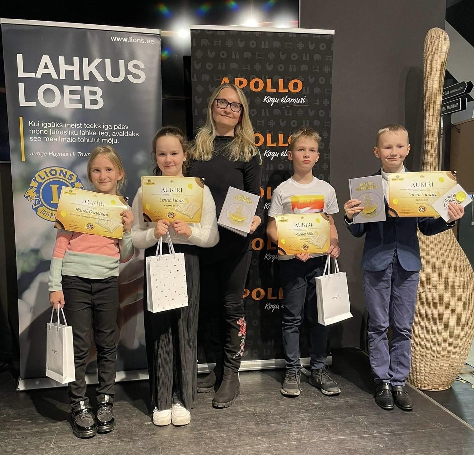 Pärnu Mai kooli 2.a klassi õpilased panid kinni kirjutiste konkursi “Heategu naeratusega” kõige nooremas vanuseastmes. Pildil auhindade ja õpetaja Jane Pukiga.