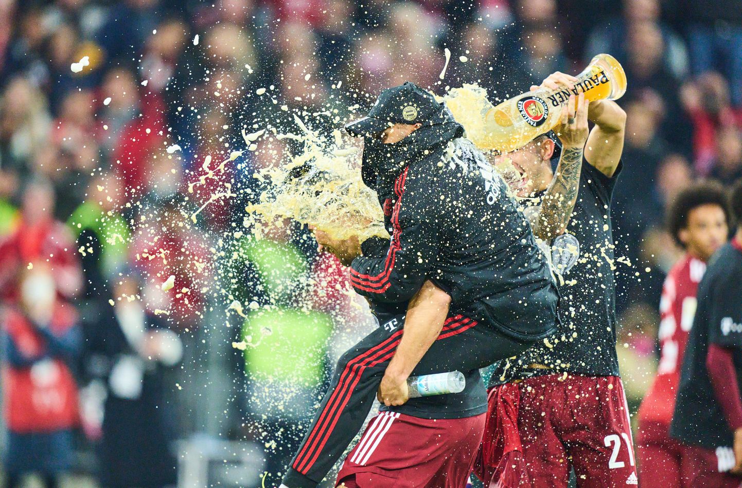 Müncheni Bayerni jalgpallurid liigavõitu tähistamas.