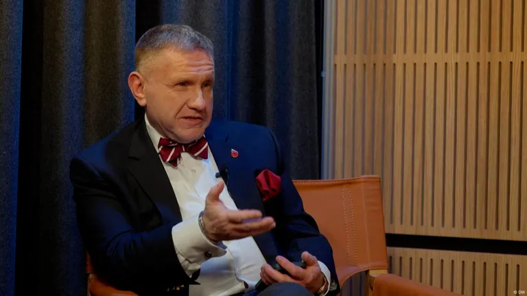 Константин Эггерт во время интервью с Артуром Смольяниновым