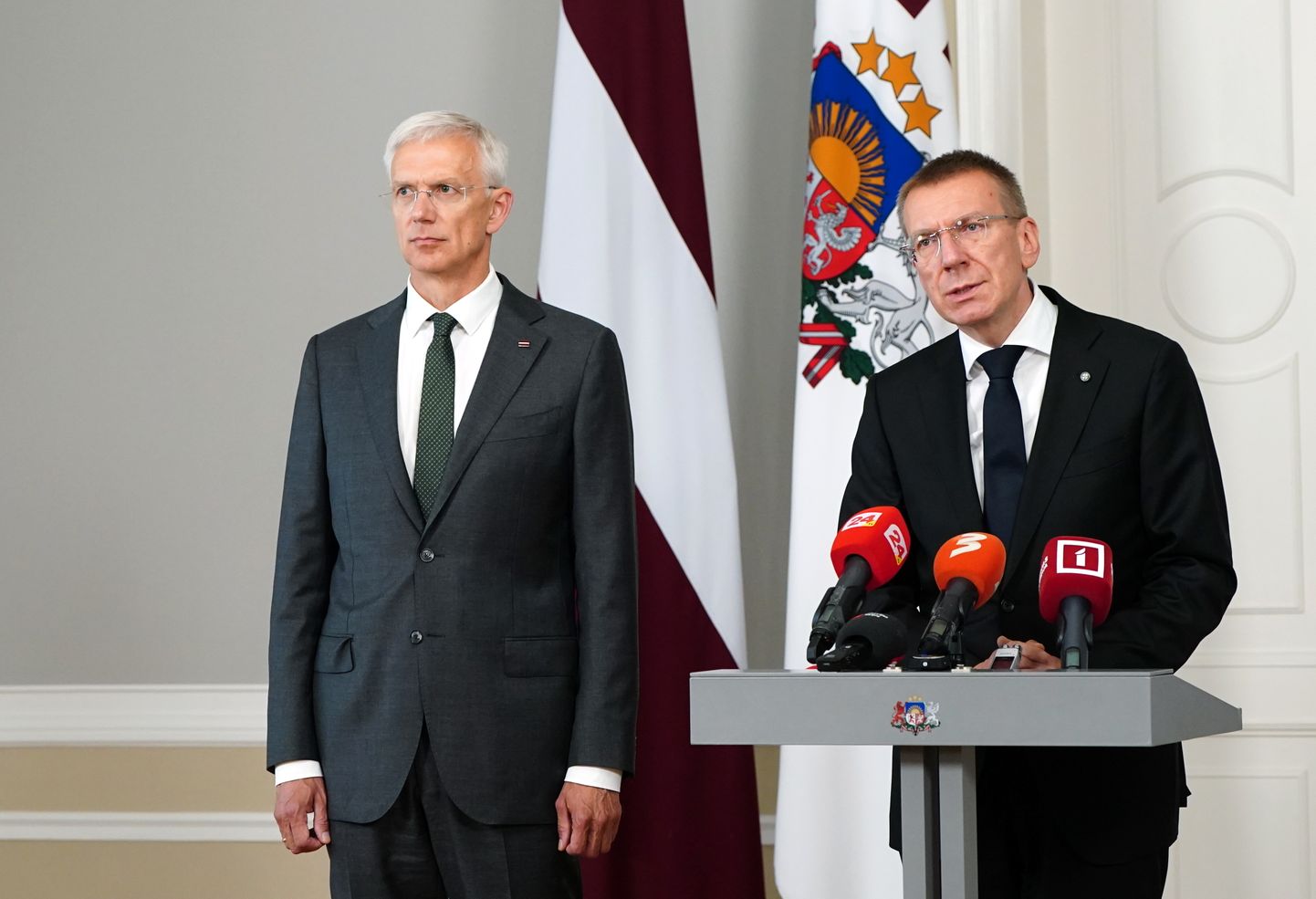 Valsts prezidents Edgars Rinkēvičs (no labās) un Ministru prezidents Krišjānis Kariņš piedalās preses brīfingā pēc tikšanās Rīgas pilī.