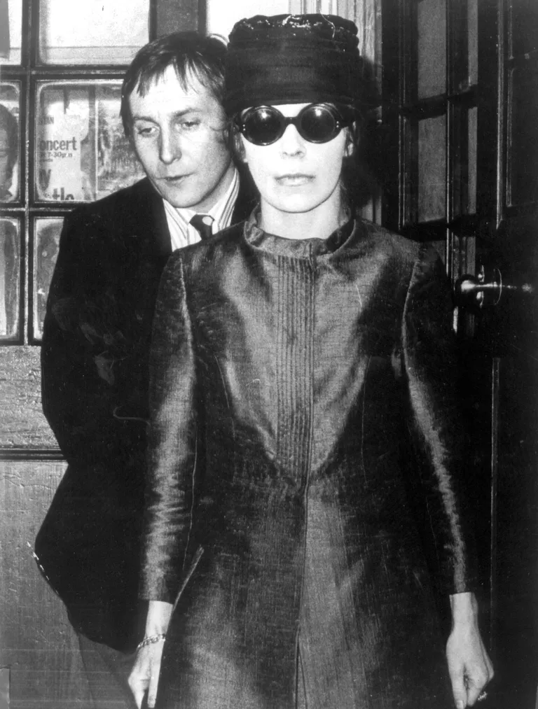Lady Lucan koos saatjaga