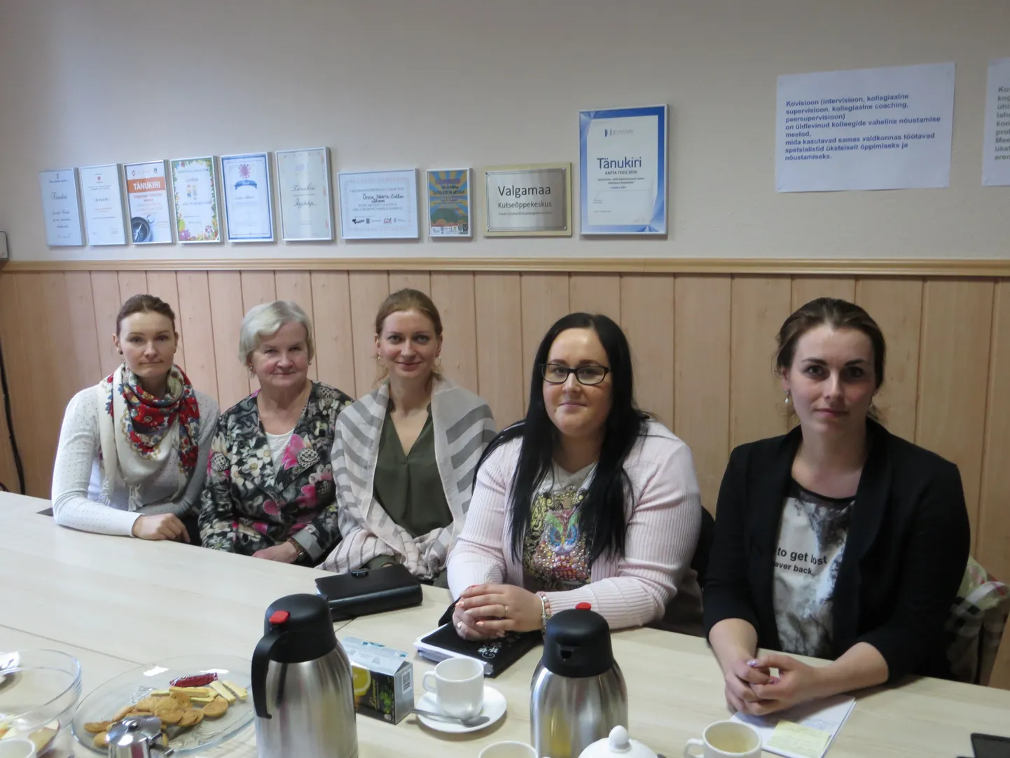 Valgamaa Rajaleidja keskuse eestvõttel on algust tehtud lasteaedade ja koolide tugispetsialistide kohtumistega, et omavahel kogemusi vahetada ja üksteist töös toetada. Esimesel psühholoogide ja sotsiaalpedagoogide kokkusaamisel osalenud Reelika Liivak (vasakult), Saima Tell, Maarja Seemen, Kat Kann ja Triinu Jänes.