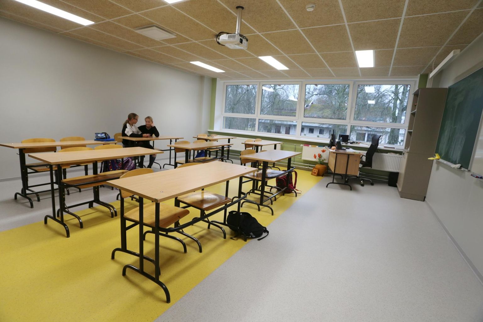 Lisaks ehitustöödele oodati pikisilmi klassiruumidesse uut mööblit.