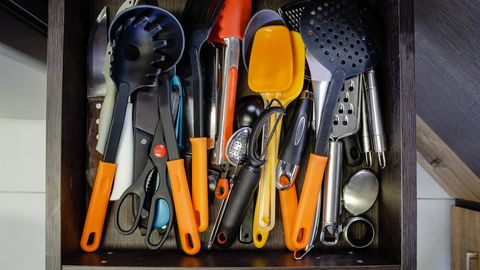 Расхламление кухни: вещи, которые вы зря храните в шкафах и ящиках