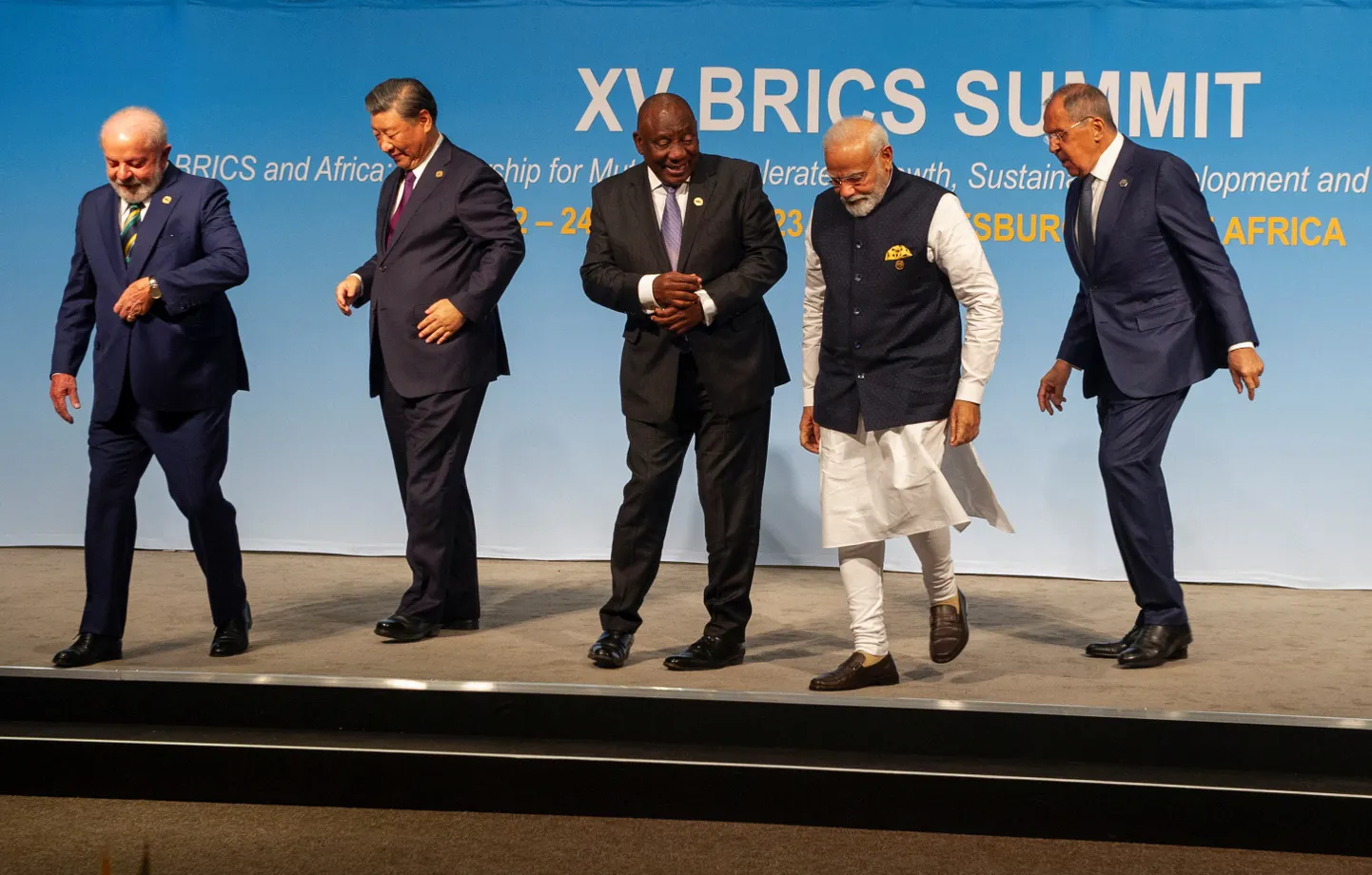 BRICS-i tippkohtumisel Lõuna-Aafrika Vabariigis viibisid (vasakult) Brasiilia president Luiz Inácio Lula da Silva, Hiina riigipea Xi Jinping, võõrustajamaa president Cyril Ramaphosa, India peaminister Narendra Modi ja Venemaa autoritaarset riigipead Vladimir Putinit esindanud välisminister Sergei Lavrov.