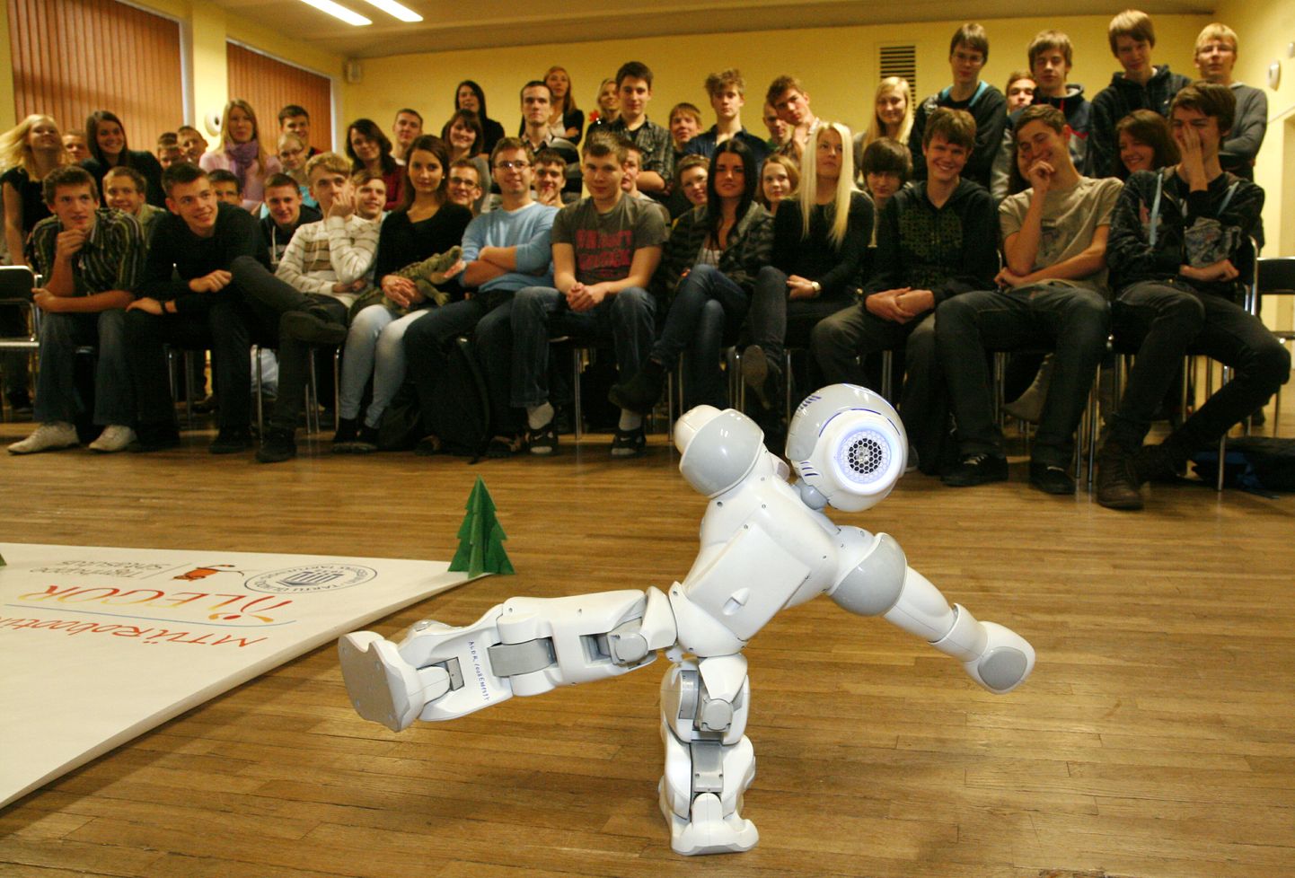 Pärnu Ülejõe põhikoolis toimuval robootikavõistlusel võtavad mõõtu Pärnumaa noored ja nende robotid.
