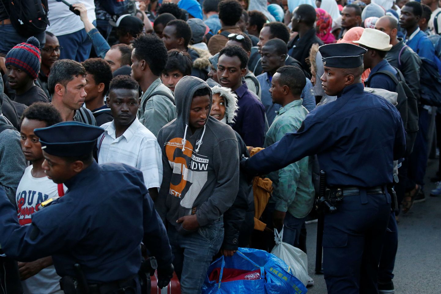 Prantsuse politsei migrante minema toimetamas.